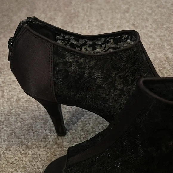 Black Lace Heels - Picture 4 of 7